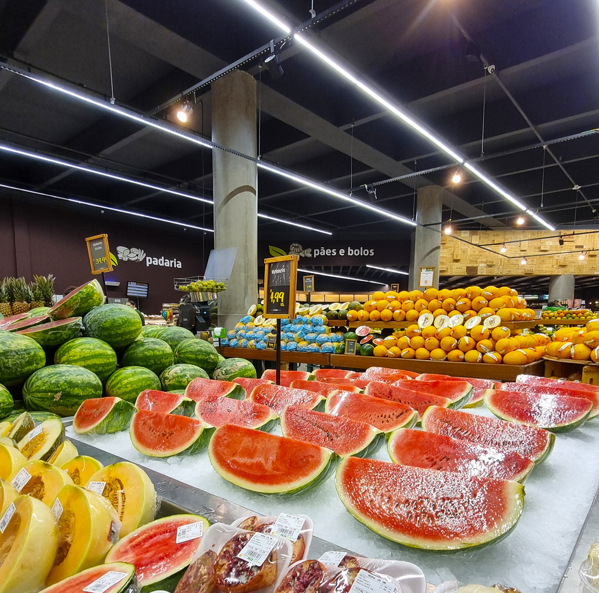 Iluminação técnica para setor de hortifruti em supermercado, com alto IRC para destacar as cores e o frescor das frutas.