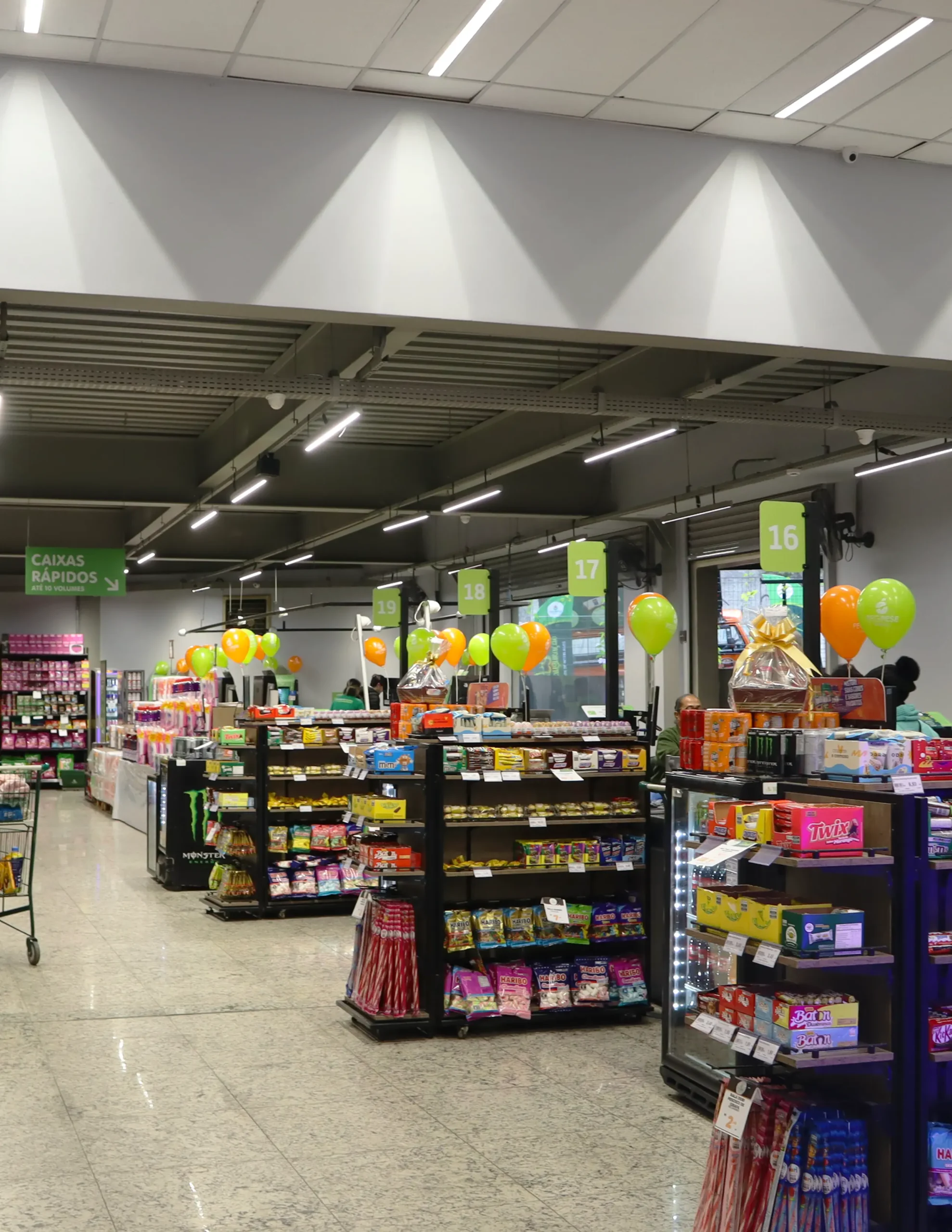 Iluminação estratégica para área de checkout e vendas, garantindo distribuição luminosa uniforme e alto conforto visual no supermercado.